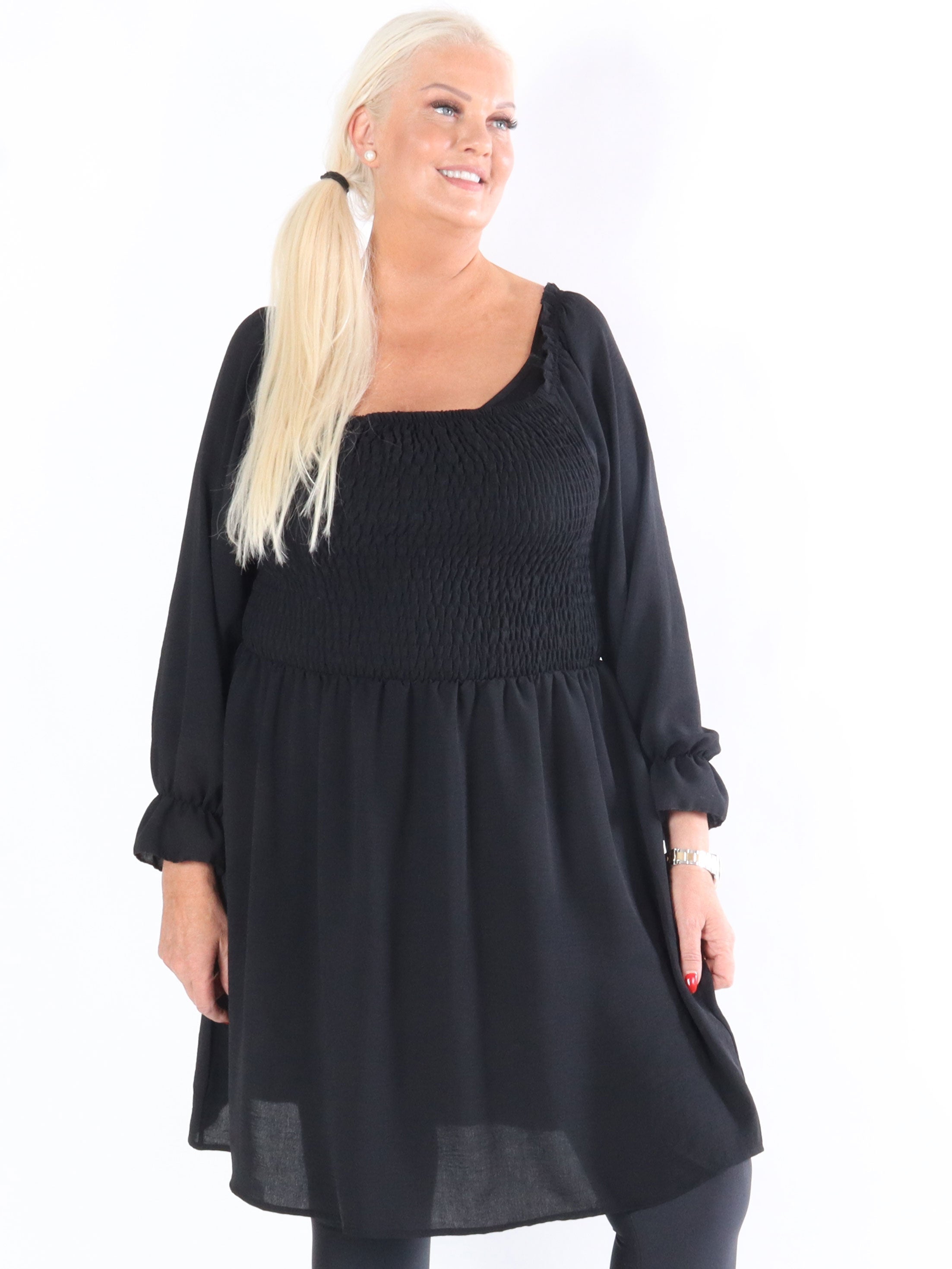 Nukaka - Armégrön klänning med långa ärmar och en kavaj över bröstet.